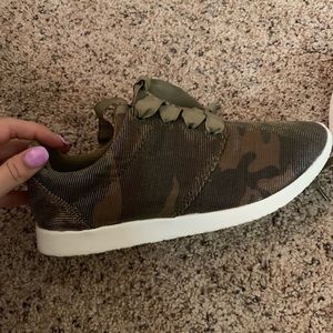 Camo shiny tennis shoes